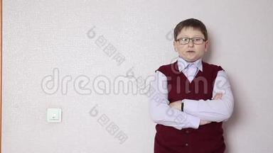 戴眼镜的男孩站在墙上